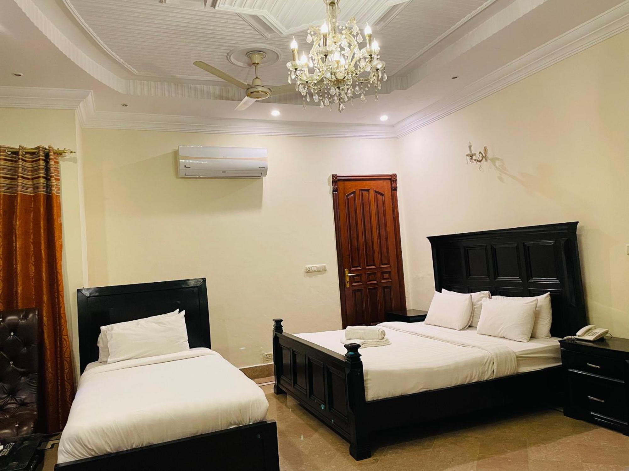 Executive Galaxy Guest House Исламабад Экстерьер фото