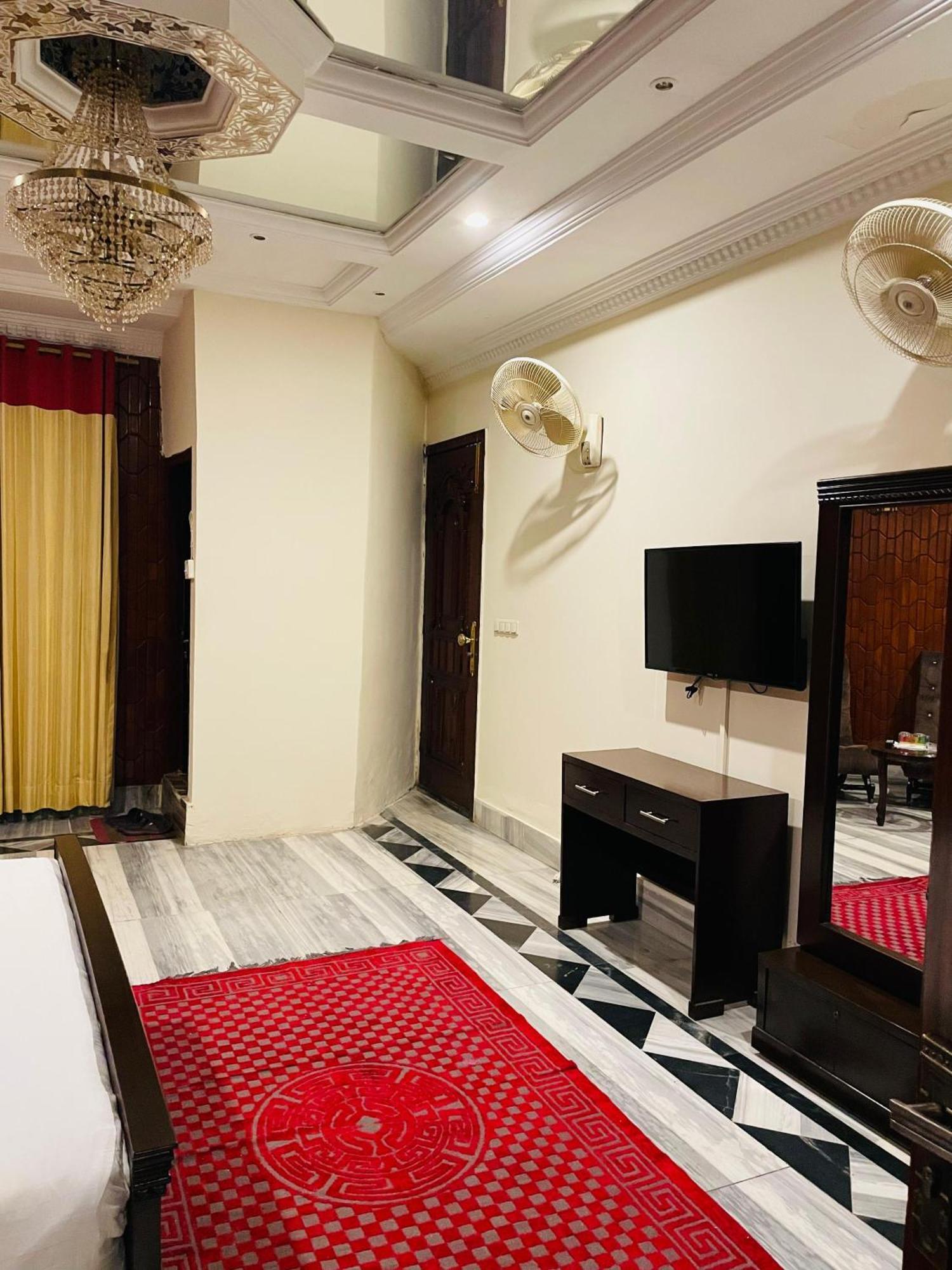 Executive Galaxy Guest House Исламабад Экстерьер фото