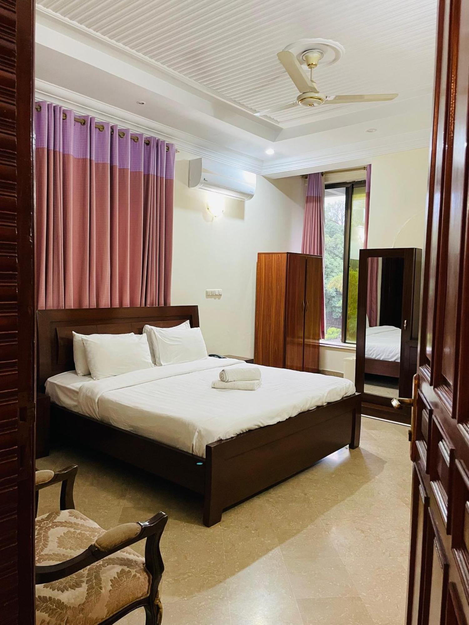 Executive Galaxy Guest House Исламабад Экстерьер фото