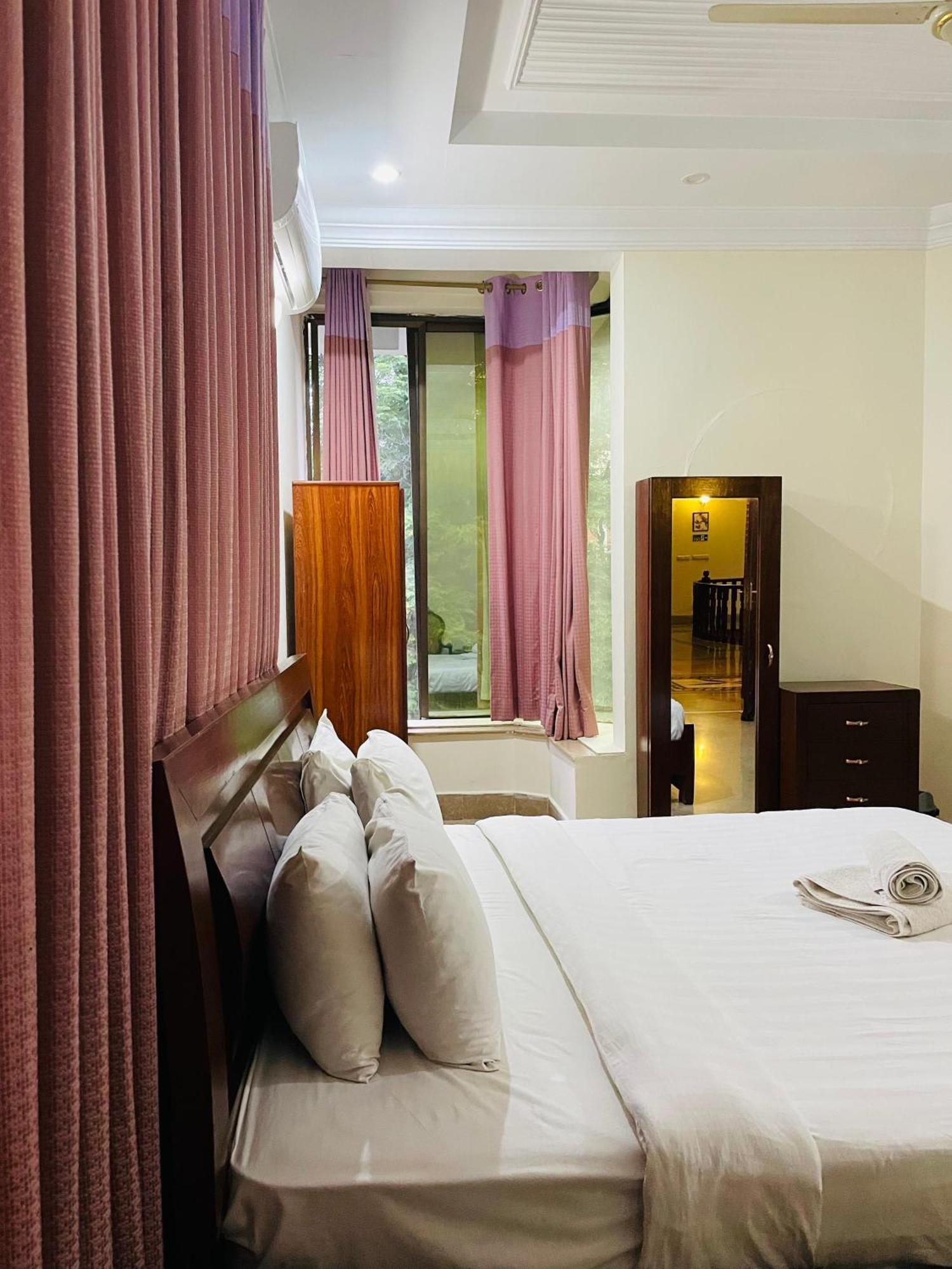 Executive Galaxy Guest House Исламабад Экстерьер фото