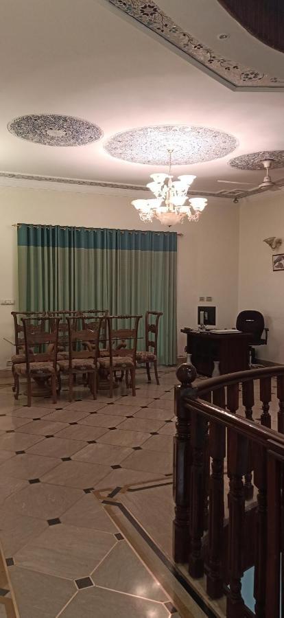 Executive Galaxy Guest House Исламабад Экстерьер фото